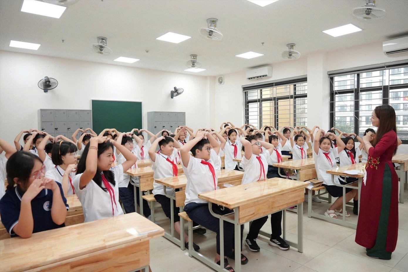 Nan giải bài toán sĩ số học sinh/lớp vượt quy định