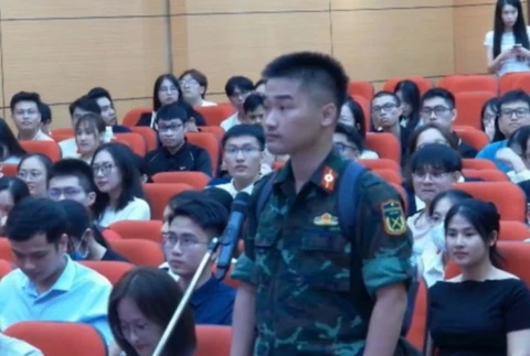 Tân bác sĩ nội trú xuất hiện trong màu áo lính gây ấn tượng