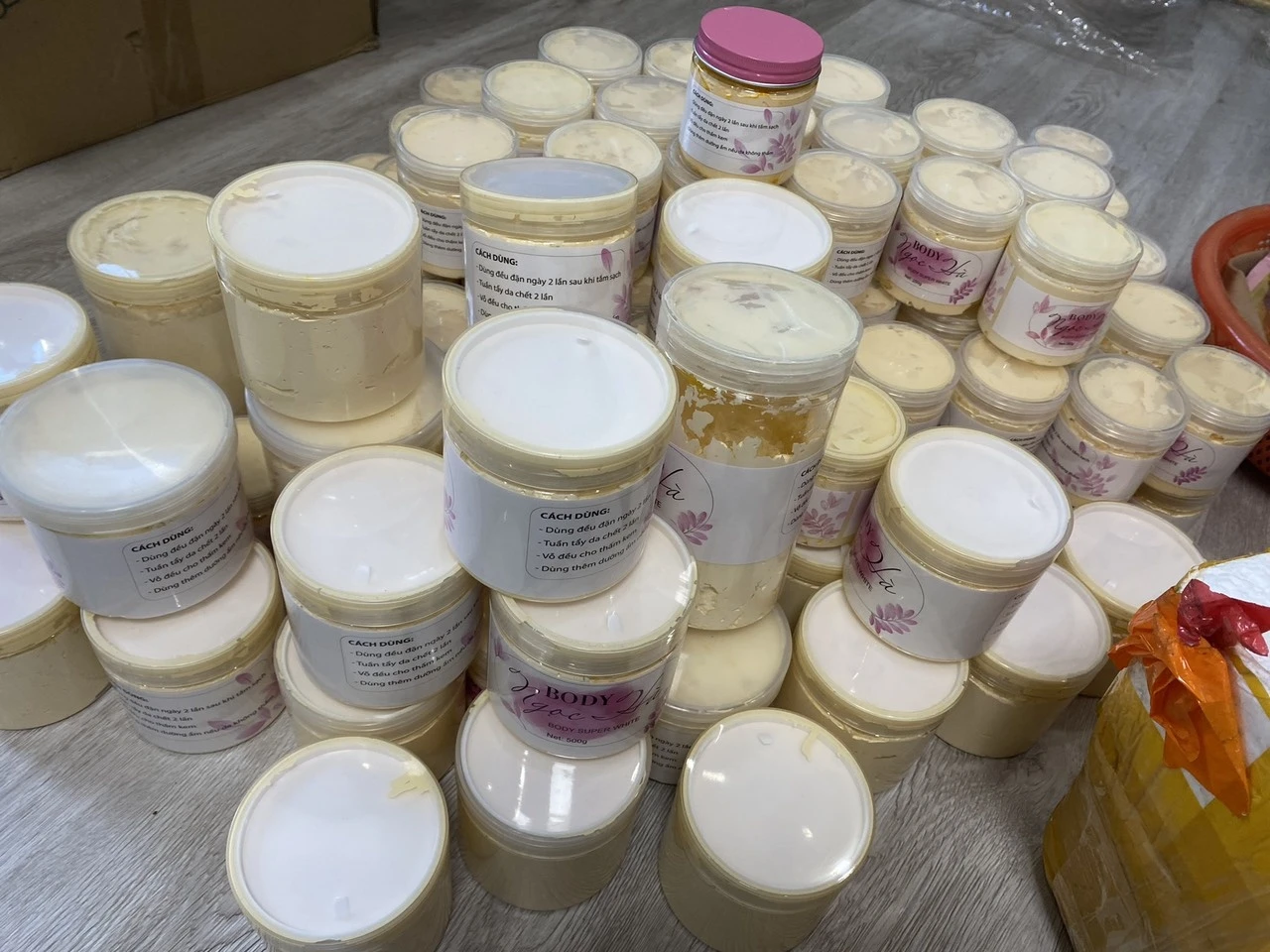 Mỹ phẩm ‘dỏm’ hoành hành, giải pháp nào ngăn chặn?