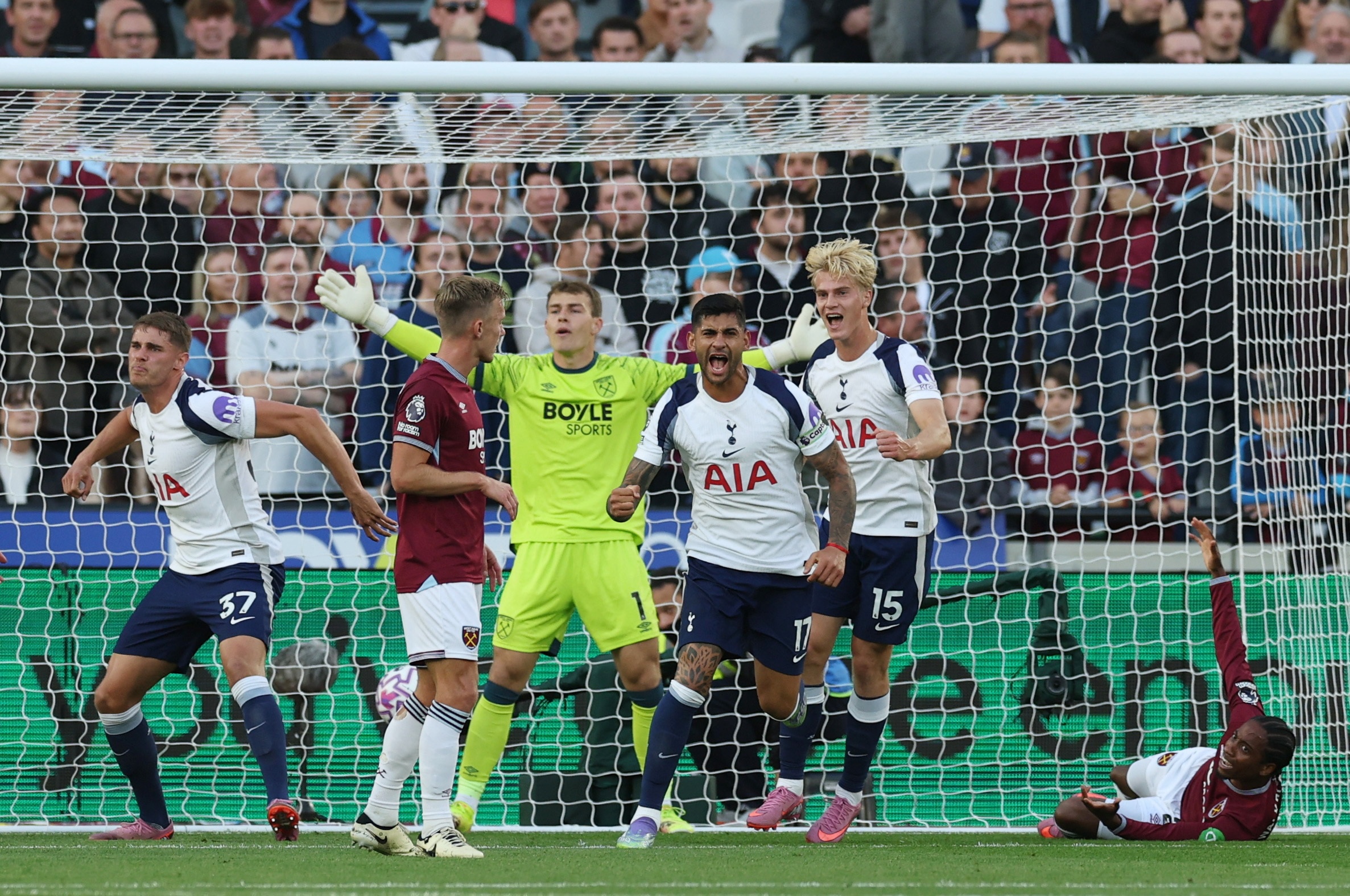 Thảm họa trọng tài ở Premier League