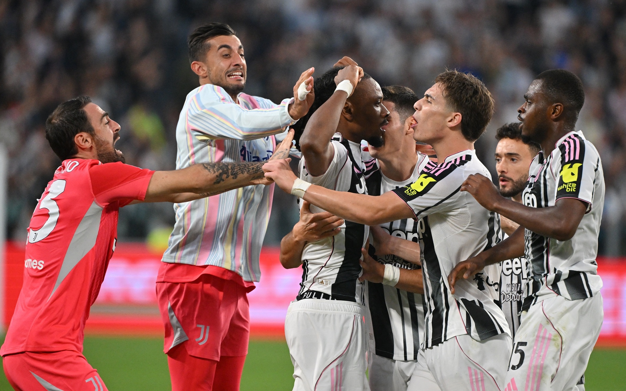 Juventus hạ Inter ở trận derby điên rồ