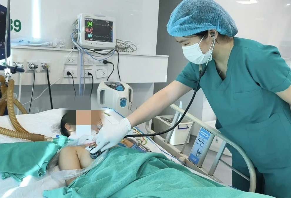 Bé gái 11 tuổi mắc bệnh dại trong nỗi đau của gia đình