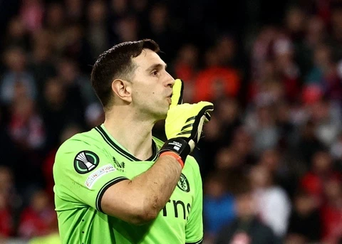 Emiliano Martinez đi vào lịch sử Aston Villa