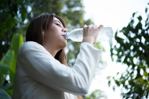 Ba kiểu uống nước buổi sáng âm thầm 'bức tử' dạ dày