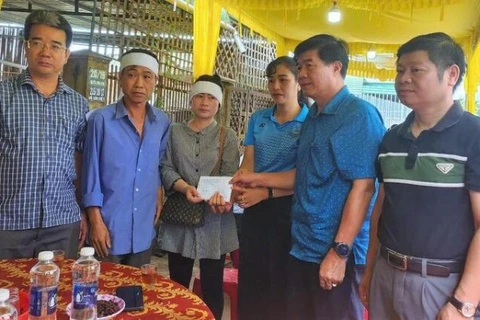 Phó chủ tịch tỉnh Đắk Lắk 'thưởng nóng' cậu bé dũng cảm cứu bạn