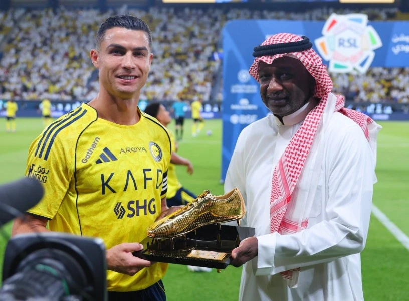 Ronaldo nhận Giày vàng trong ngày Al Nassr lên đầu bảng