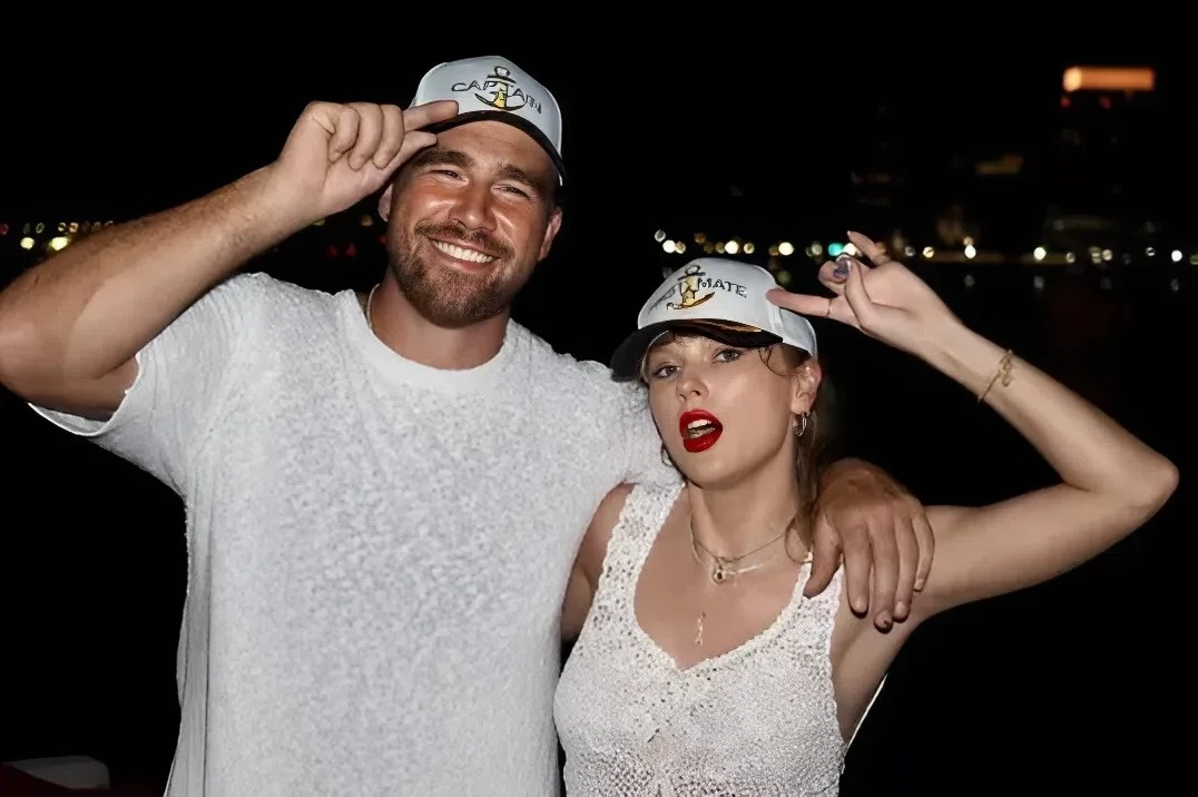 Bạn thân Travis Kelce nói 'khó được Taylor Swift mời đám cưới'