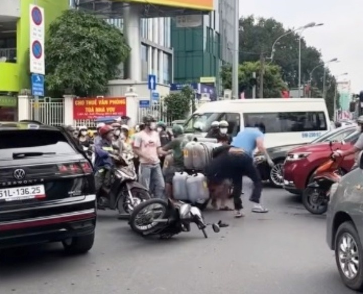 Thanh niên lái xe Volkswagen đánh ông lão giữa trung tâm TP.HCM
