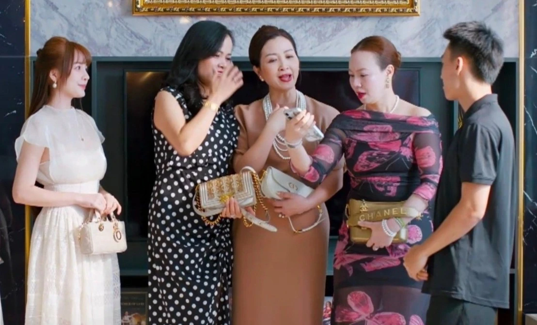 'Hội phú bà khoe túi hiệu' bị chê