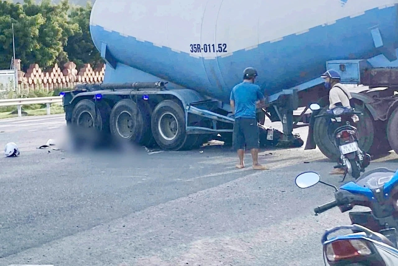 Va chạm xe đầu kéo đang rẽ, hai người tử vong tại chỗ