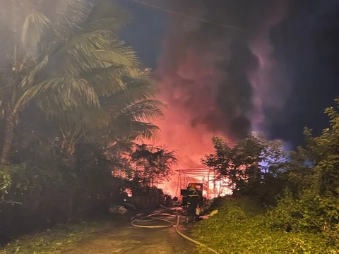 Cháy lớn thiêu rụi kho phế liệu ở Quảng Ngãi