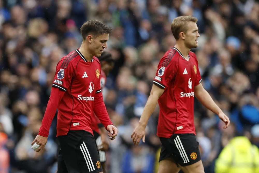 Manchester United sụp đổ vì con người không khớp hệ thống