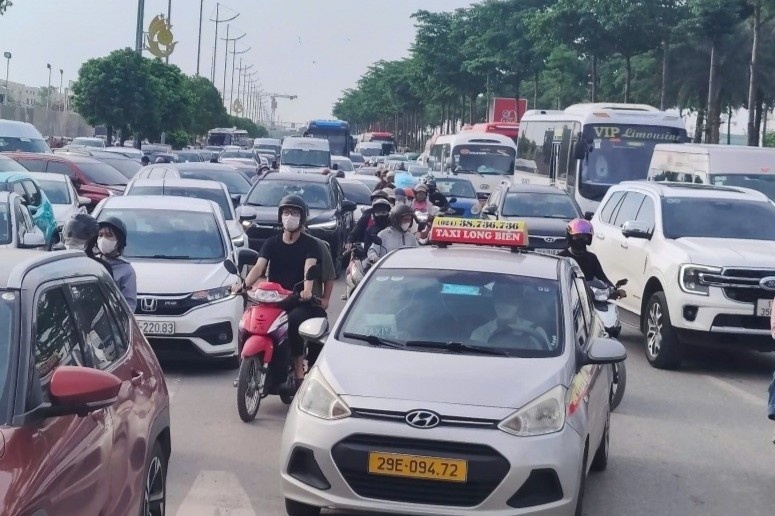 Dòng xe ken cứng ngả đường tới Triển lãm Quốc gia trước ngày bế mạc