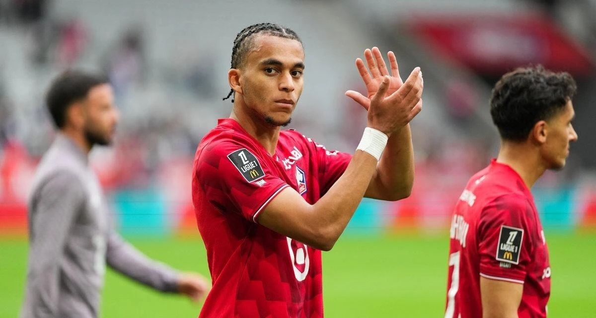 Em trai Mbappe gây sốt