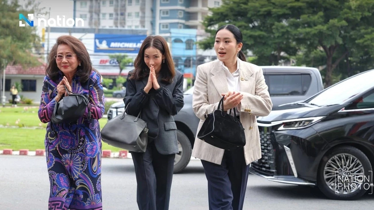 Vợ cũ và hai con gái đến thăm ông Thaksin trong tù