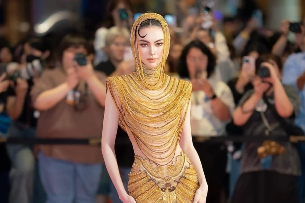 'Ma nữ Thái Lan' mặc xuyên thấu