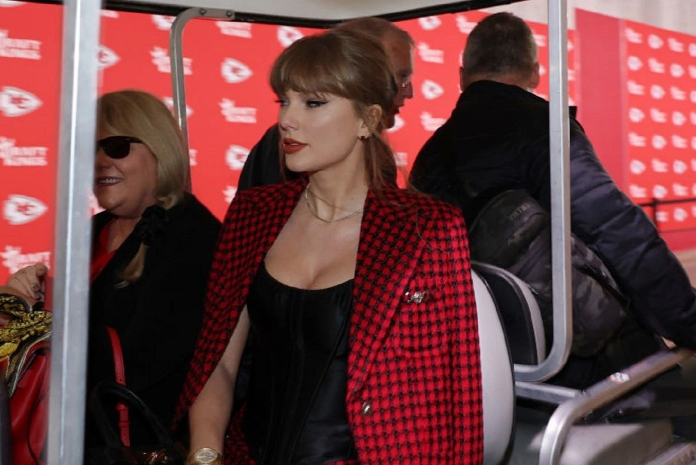 Taylor Swift nấp sau tấm chắn chống đạn?