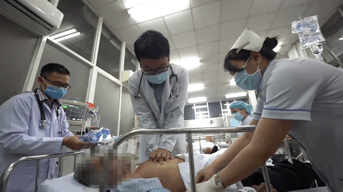 Thanh xuân trong 'lò luyện' bác sĩ nội trú