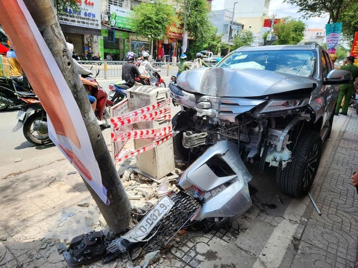 Ôtô 7 chỗ tông xe máy rồi đâm gãy trụ điện ở TP.HCM