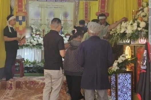 Thảm án ở Đắk Lắk: Quặn lòng bé gái 3 tuổi khóc đòi ba mẹ