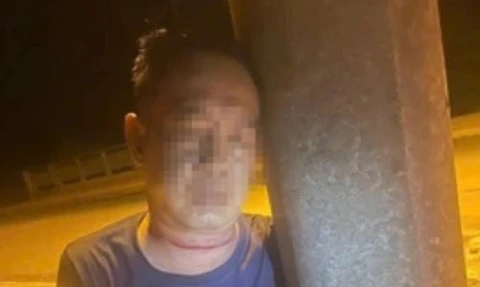 Người đàn ông nguy kịch bên trụ điện, trên cổ có vết thương