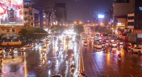 Miền Bắc ngày nắng 35°C, đêm và sáng mưa dông