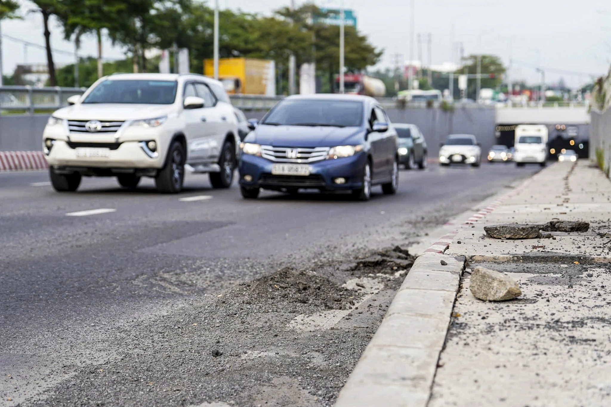 Hiện trạng hầm chui Nguyễn Văn Linh chi chít ổ gà sau 9 tháng thông xe