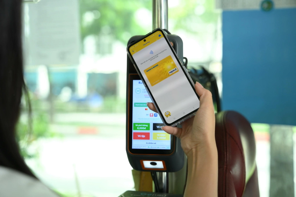 Lần đầu tiên khách đi xe buýt TP.HCM có thể thanh toán thẻ 1 chạm