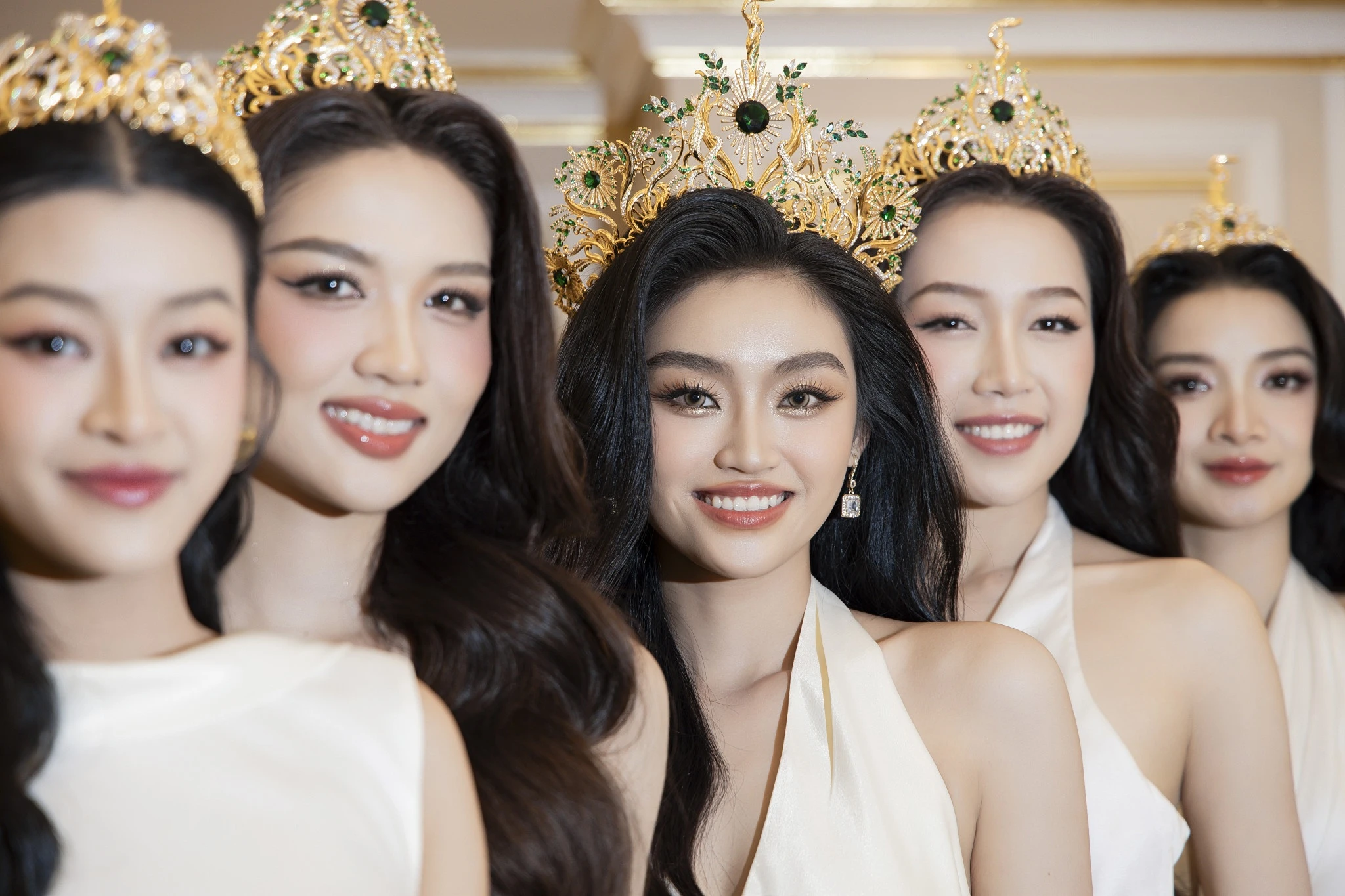 Hoa hậu Yến Nhi đọ sắc 4 á hậu