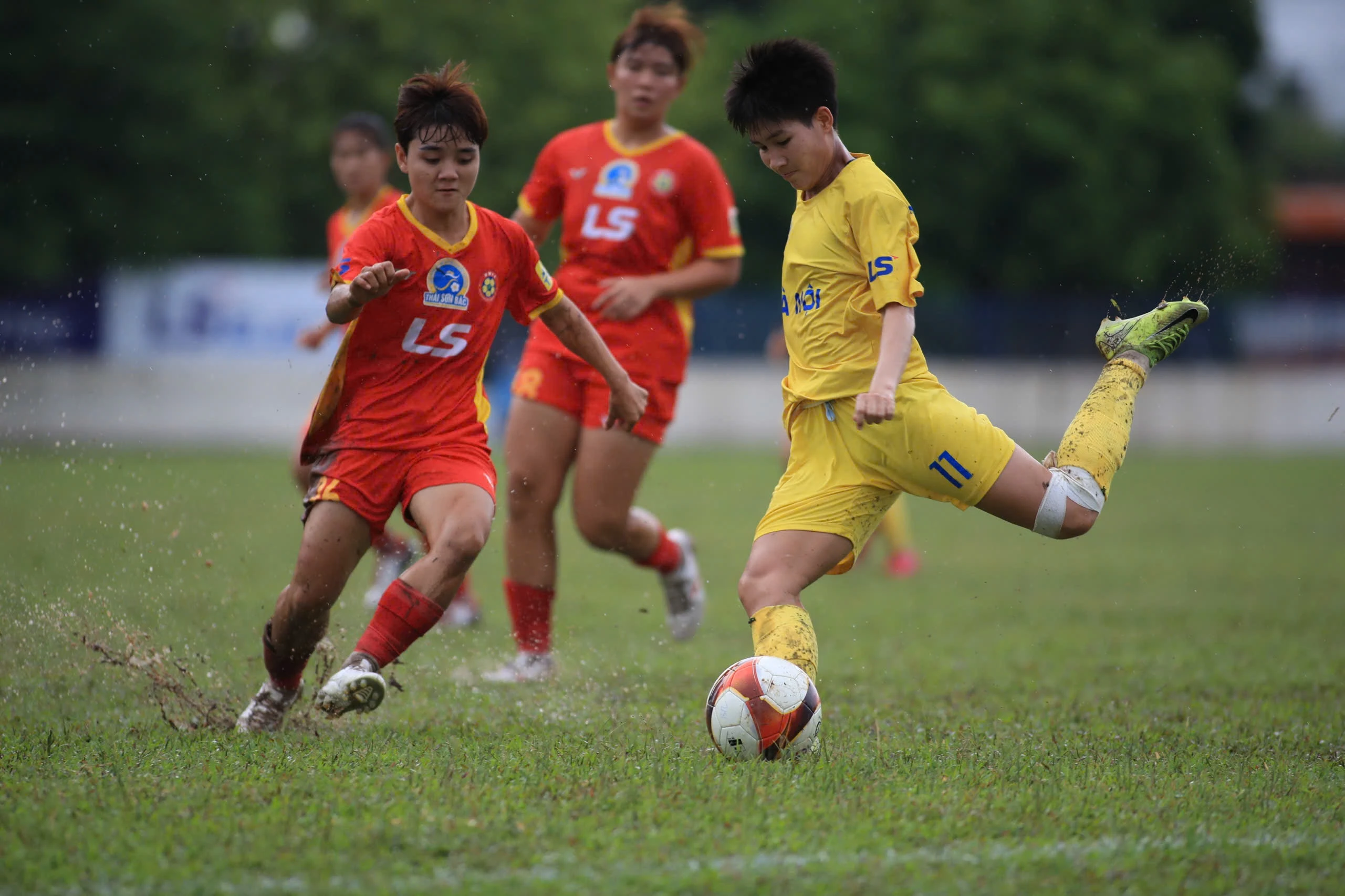 Hà Nội tạm soán ngôi đầu từ tay nhà vô địch TP.HCM I