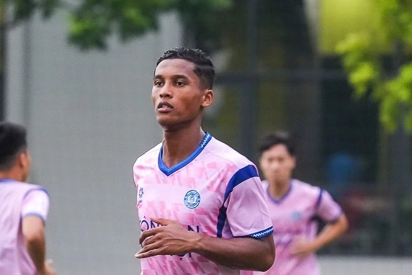 Rời Pháp, Adou Minh chọn Việt Nam để tìm bản ngã