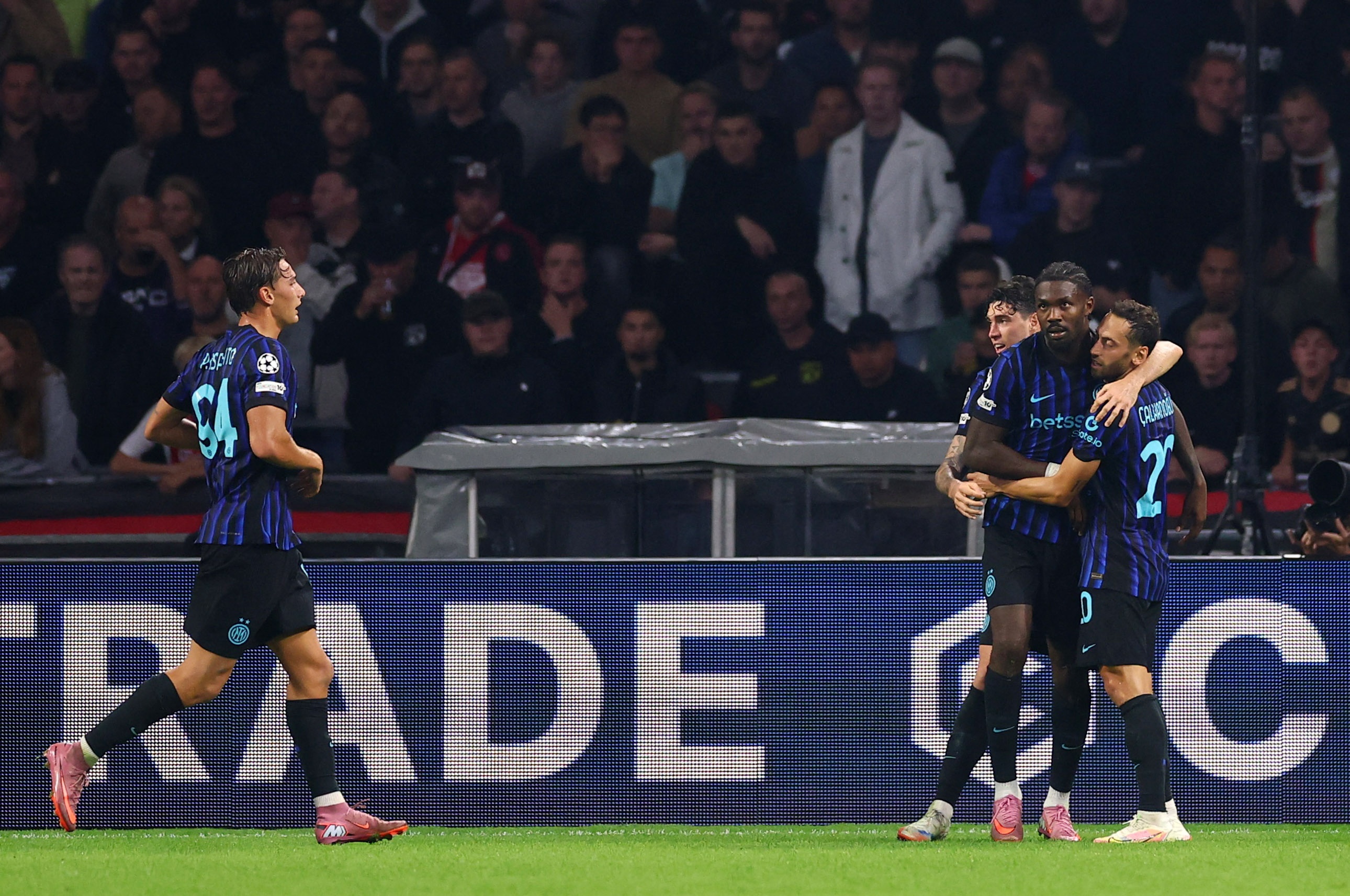 Inter Milan hạ gục Ajax nhờ 2 quả phạt góc