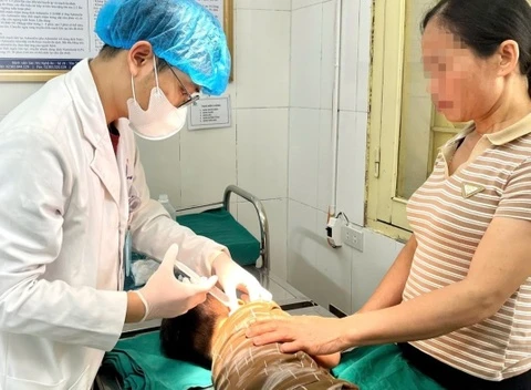Sốt kéo dài, bé trai nhiễm vi khuẩn cực độc