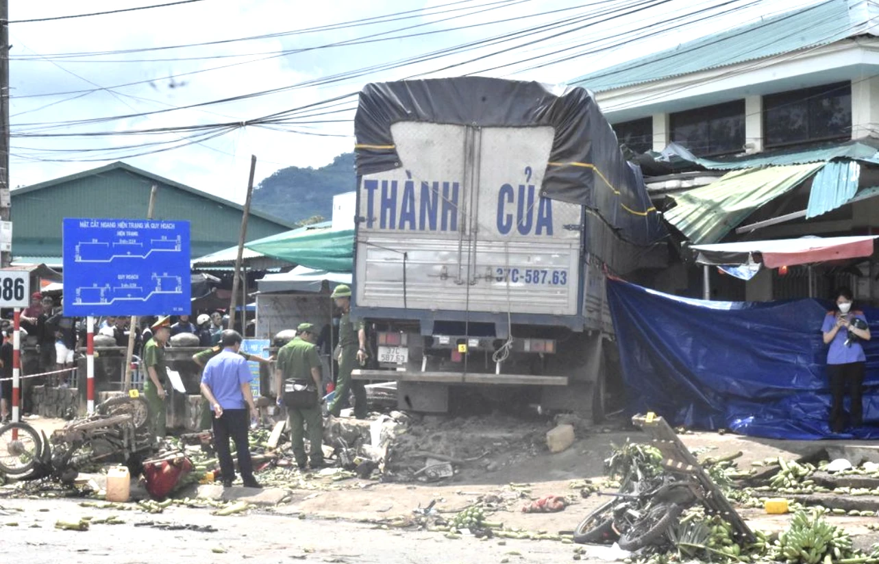 Lời khai ban đầu của tài xế xe tải đâm vào chợ chuối