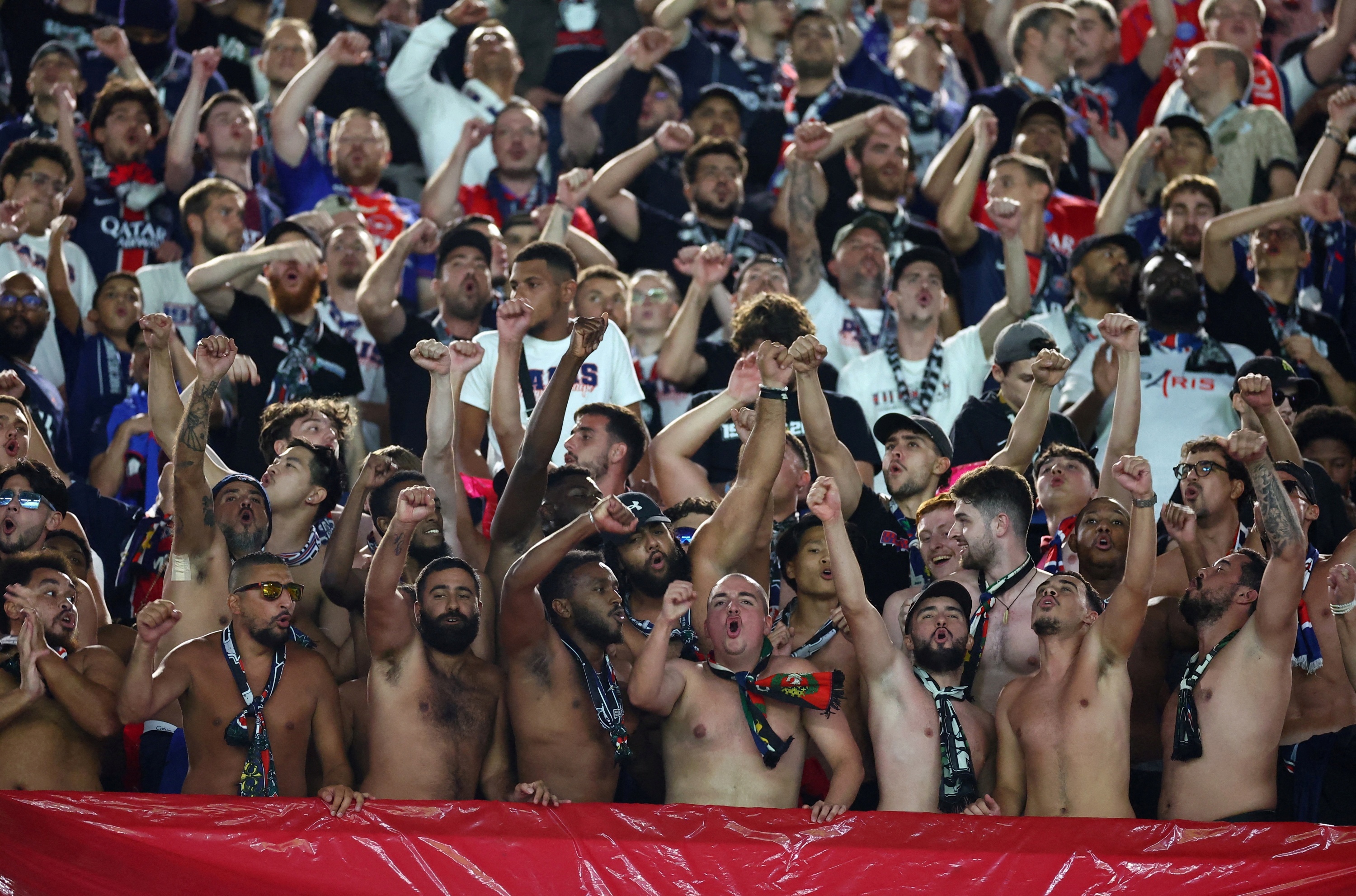 Bạo loạn trước trận PSG, 19 người bị bắt