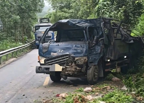 Xe tải nát bét sau khi tông vào taluy dương
