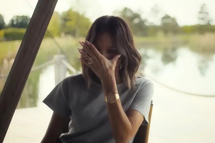 Victoria Beckham khóc vì áp lực và nợ hàng triệu USD