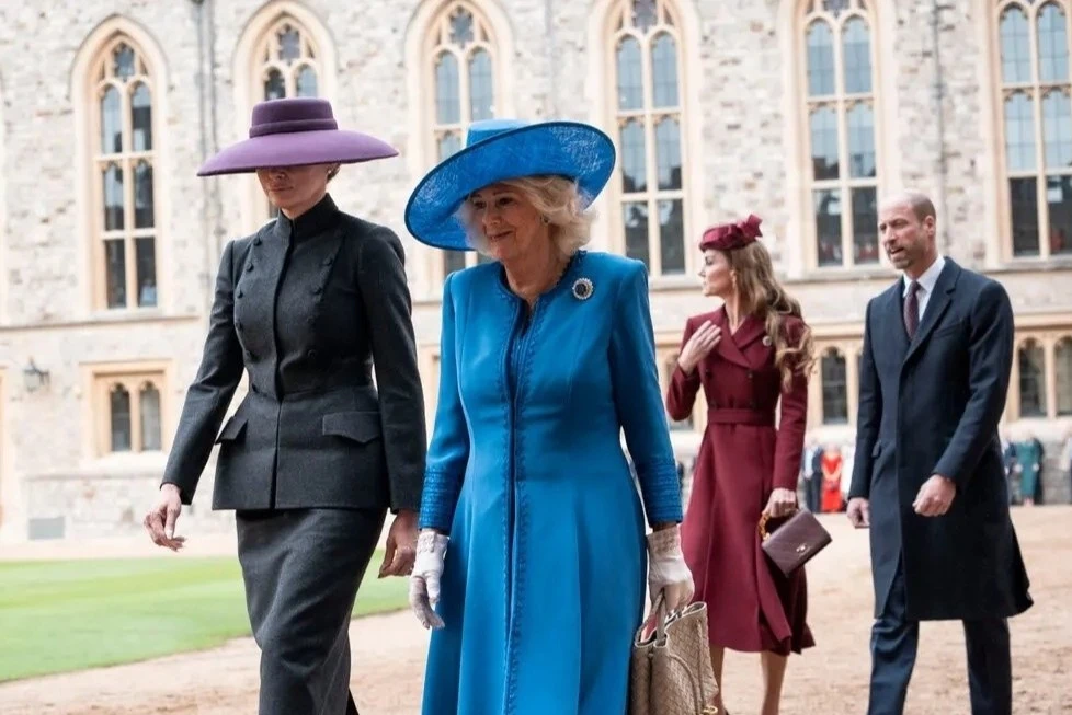 Ẩn ý trang phục của Hoàng gia Anh và vợ chồng ông Trump