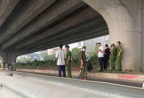 Thi thể phân hủy dưới gầm đường Vành đai 3 trên cao ở Hà Nội