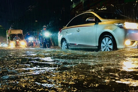 Nút giao vùng ven TP.HCM ngập nặng sau mưa lớn