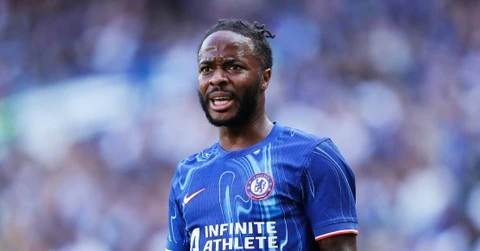 Chelsea bị 'sờ gáy' vụ cô lập Sterling