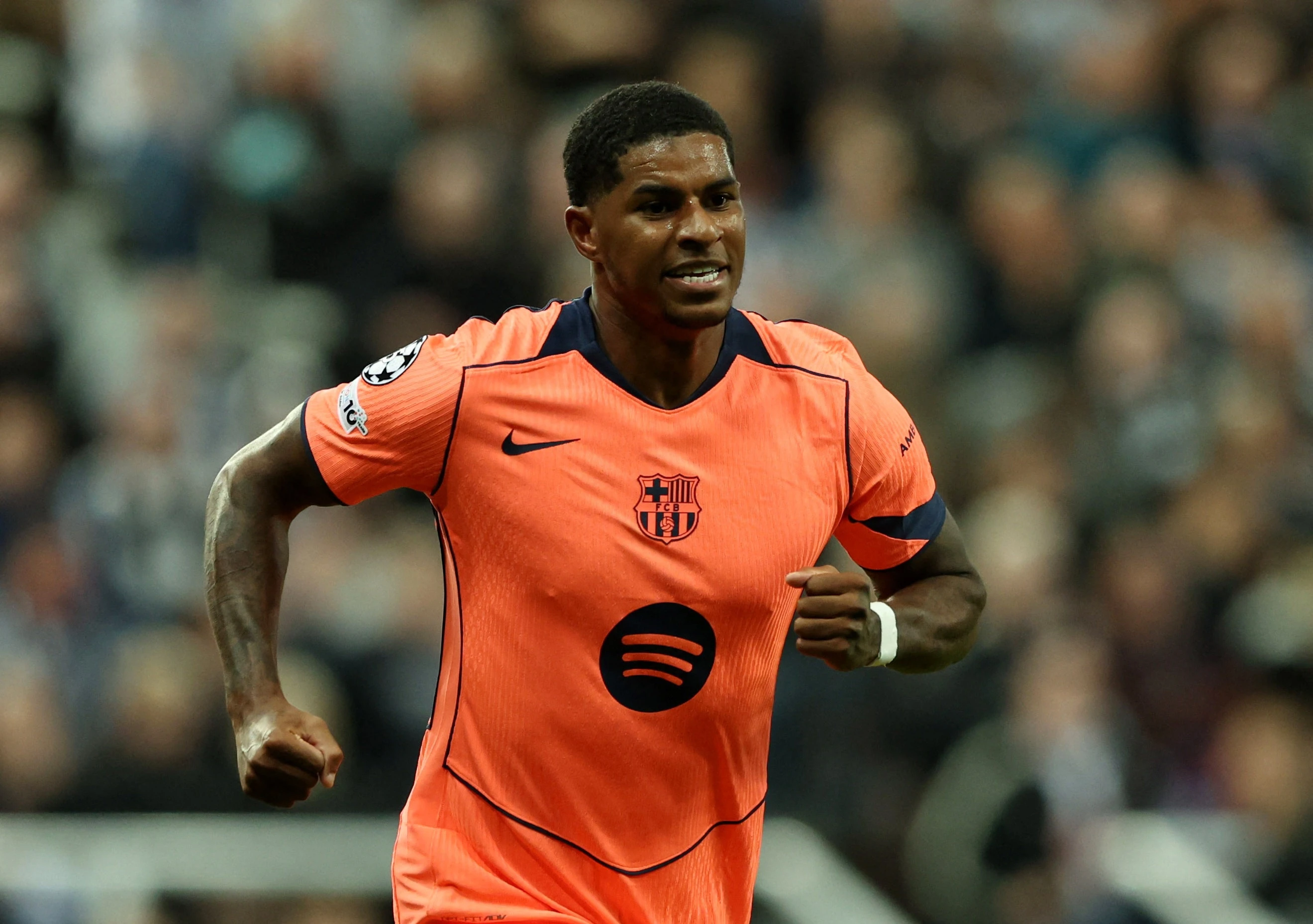 Fernandes, Sancho kinh ngạc với Rashford