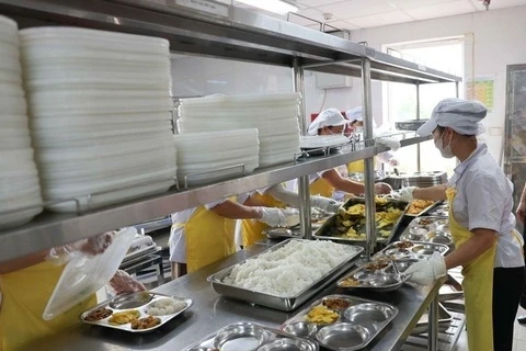 Kiểm tra đột xuất đơn vị cung cấp nguyên liệu, suất ăn phục vụ bán trú