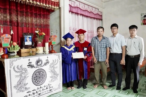 Mẹ khoác áo cử nhân nhận bằng tốt nghiệp kiến trúc sư thay con gái