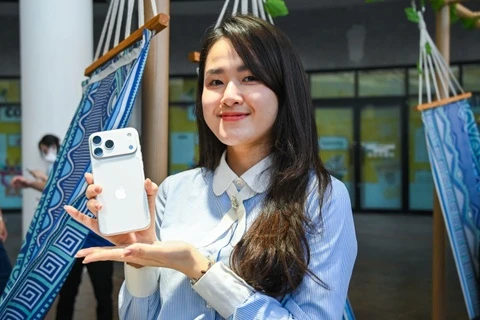 Lần đầu khách Việt Nam nhận iPhone 17 trước Mỹ