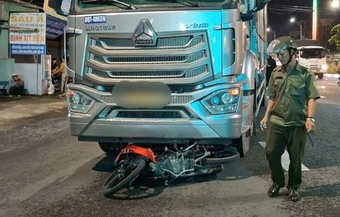 Xe tải cuốn xe máy vào gầm, một người tử vong tại chỗ