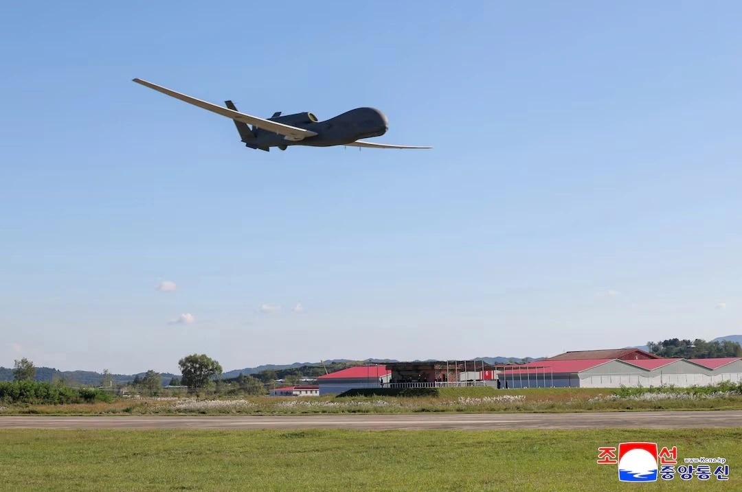 Ông Kim Jong Un thị sát thử nghiệm UAV tấn công chiến thuật