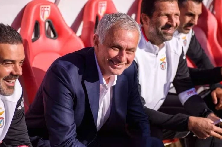 Jose Mourinho tái xuất tưng bừng
