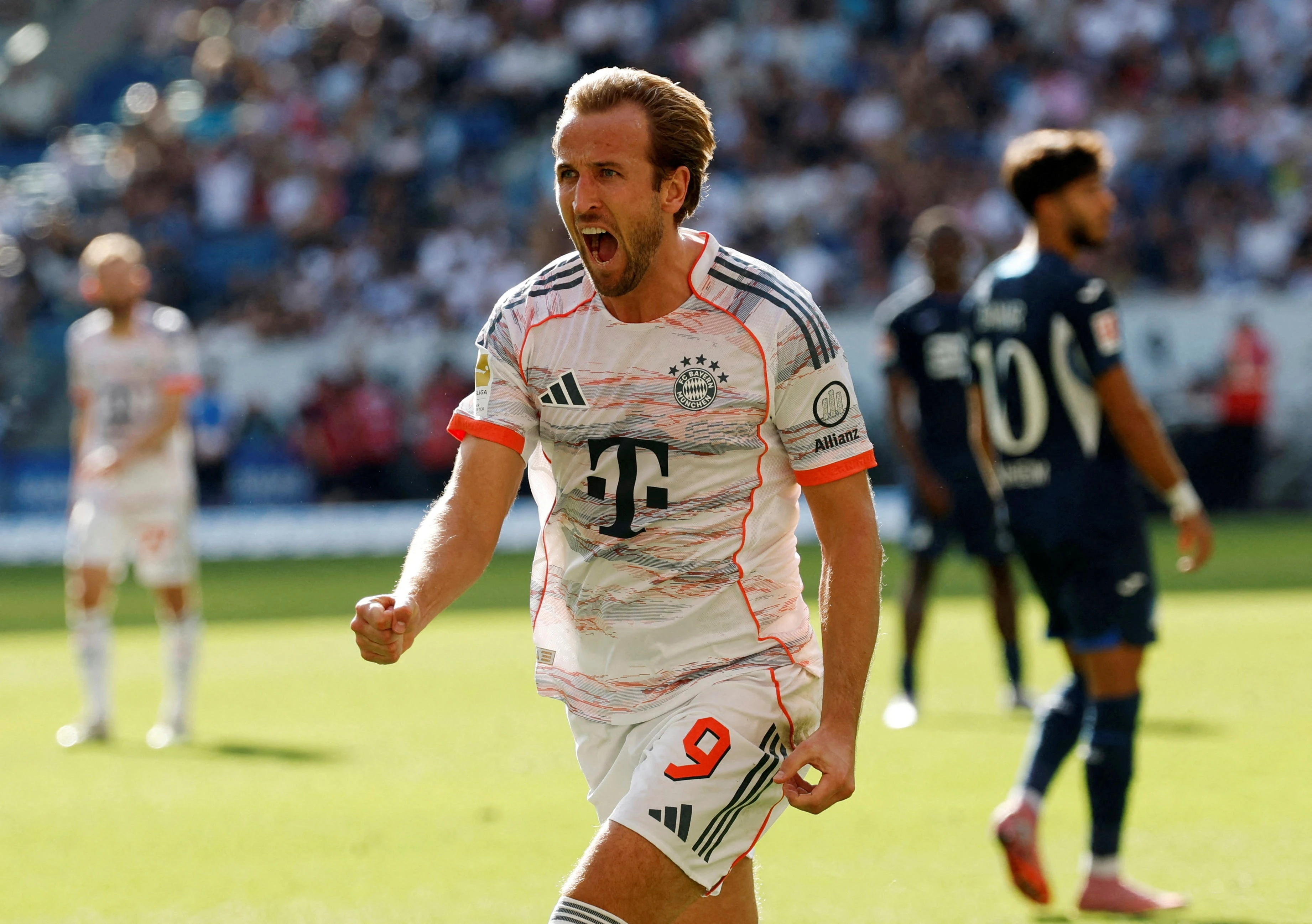 Harry Kane lập hat-trick