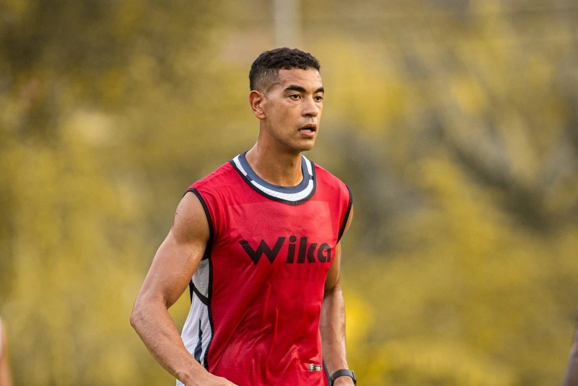 HLV Kim Sang-sik đề xuất nhập tịch trung vệ Gustavo Santos